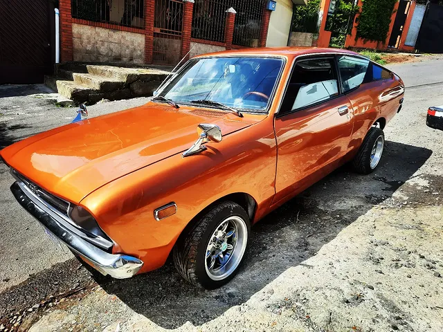 Datsun terminado color naranja brillante