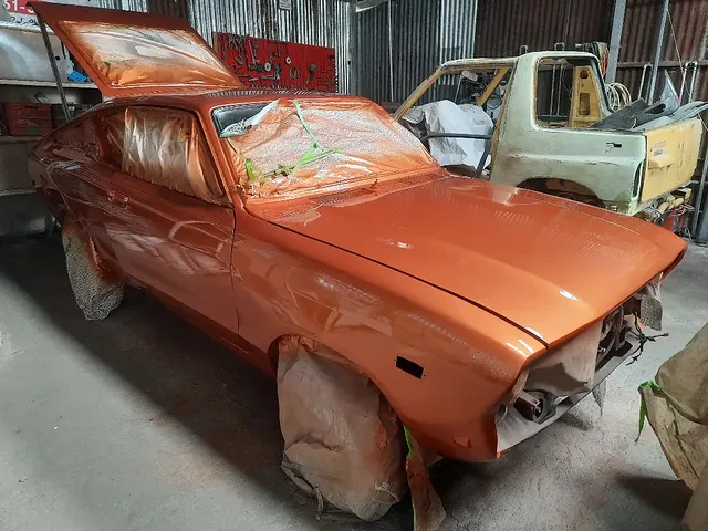 Datsun en proceso de pintura