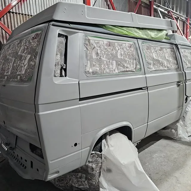 Furgoneta VW en preparación para pintura