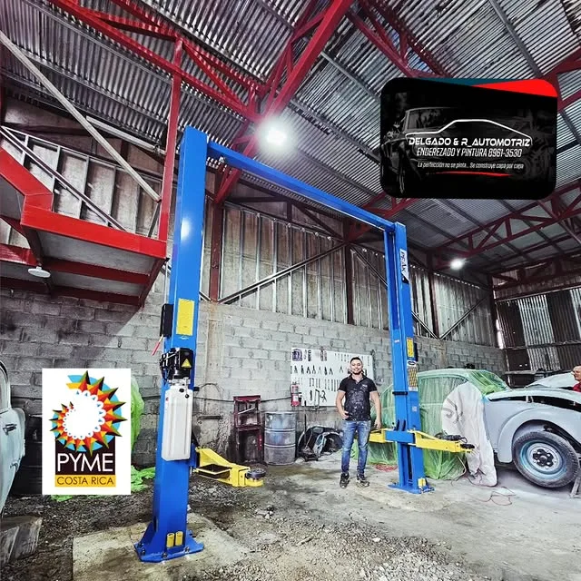 Equipo de Delgado y R Automotriz en el taller