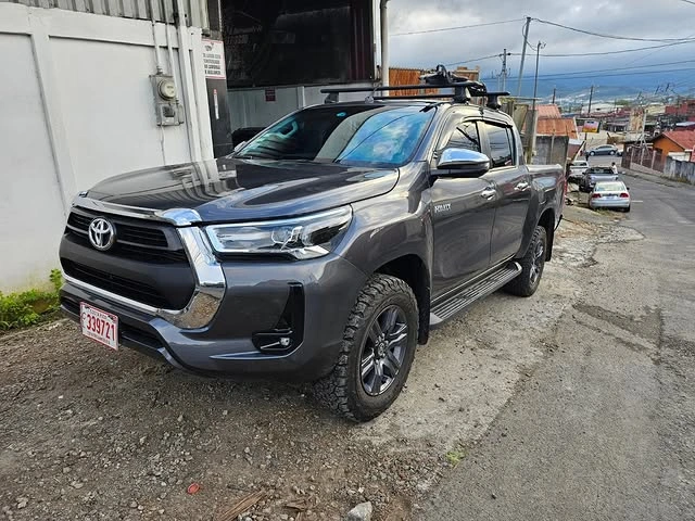Toyota Hilux entregado después del trabajo en el taller